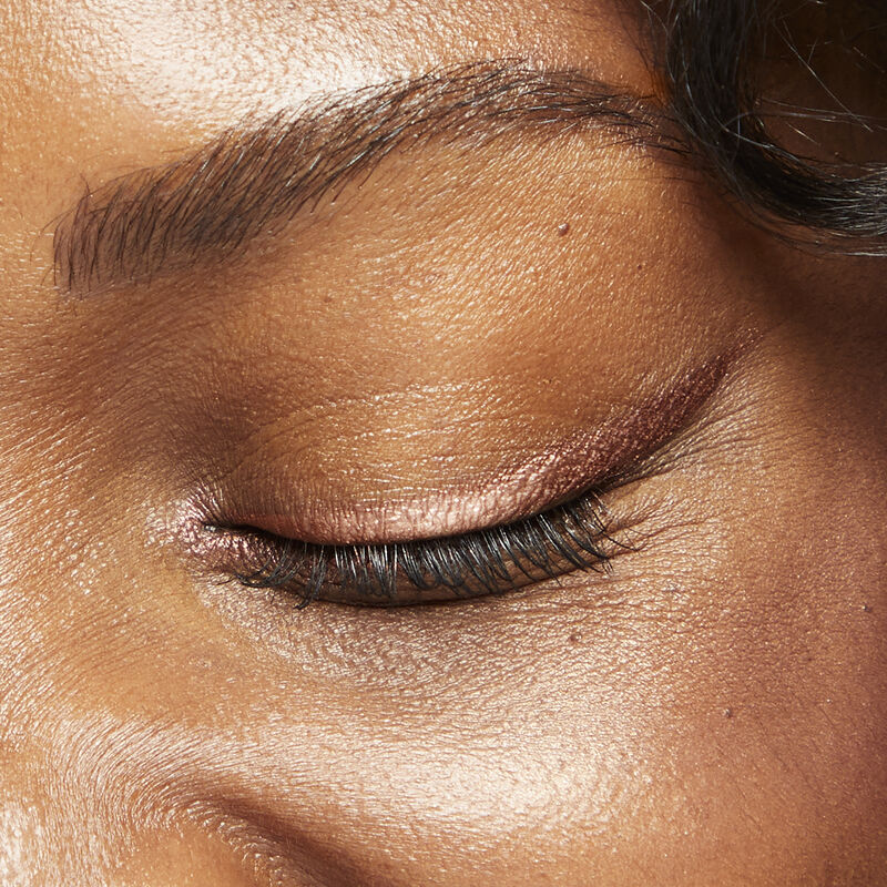 Close up of deep-skinned model wearing special-edition Mary Kay Waterproof Eyeliner in shade Copper in a slightly winged shape image number null
