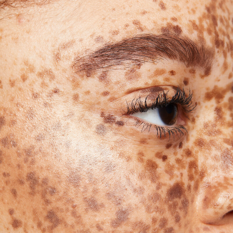 Close up of medium-skinned model with reddish brown hair, brown eyes and many freckles wearing limited-edition Mary Kay Illuminating Bronzer image number null