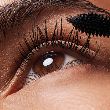 Woman applying Mary Kay Fanorama Mascara